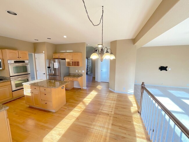 Building Photo - 5 Bedroom Home Available Near Rangewood Dr & Vickers Dr!