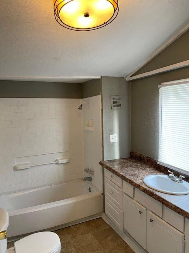 Building Photo - Charming 4 bed two story close to Plaza district!