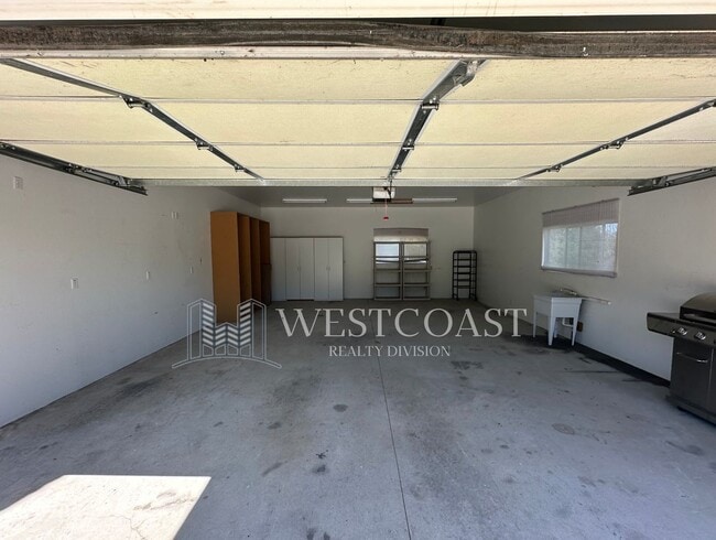 Building Photo - 41644 Valencia Way