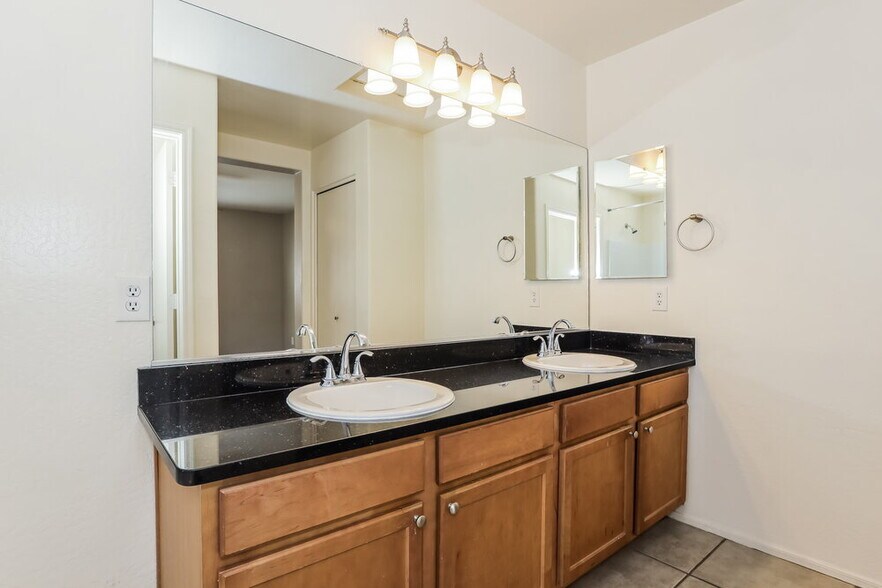 Building Photo - 5208 W Warner St