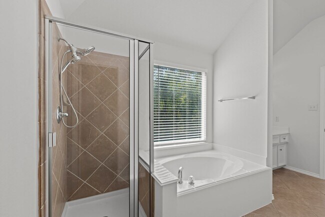 Building Photo - Spacious 3-Bedroom Home in Lakeshore with ...