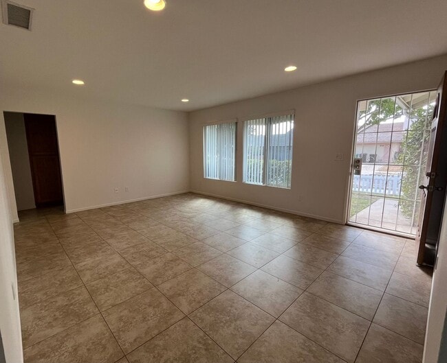 Building Photo - Perfect Home In A Cul De Sac ~ 3 Bedroom /...