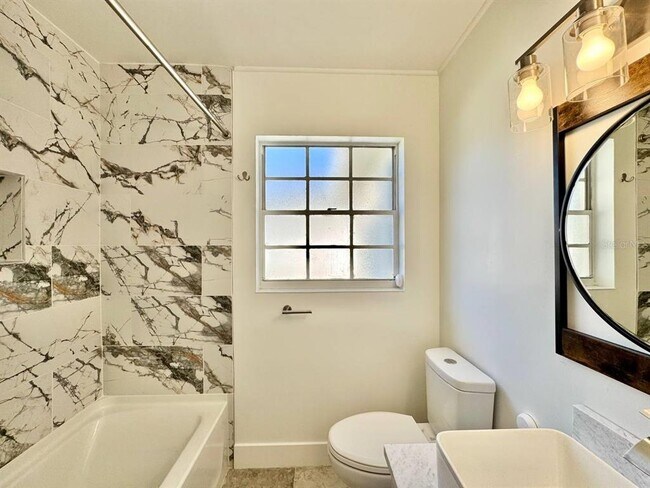 Building Photo - 2703 Westhigh Ave