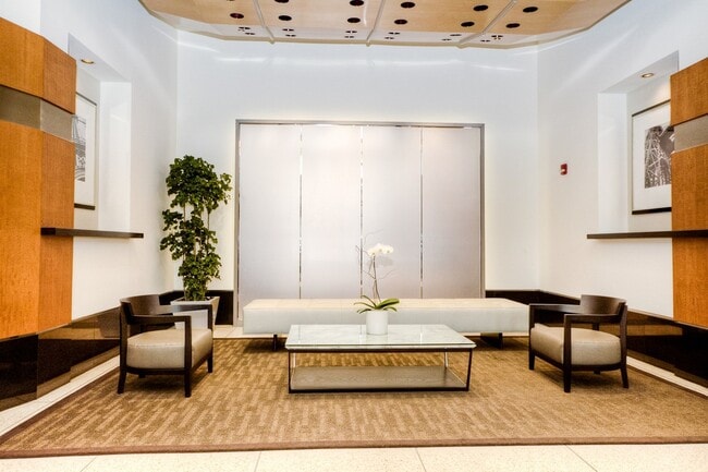 Building Photo - 512 N McClurg Ct