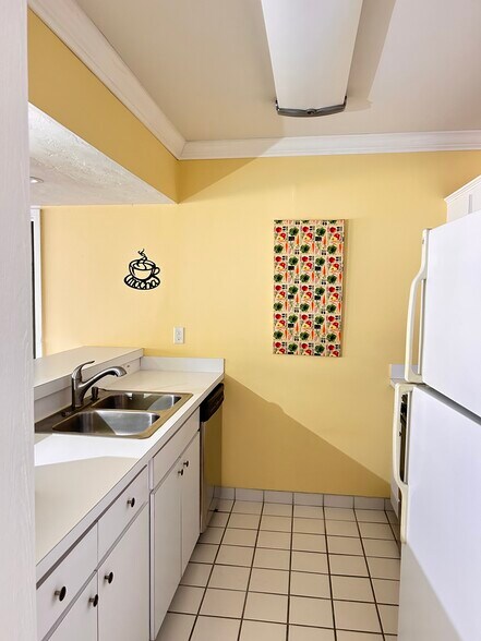 Kitchen - 4031 Abbey Ct