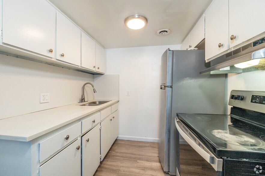 2BR, 2BA - 928SF -Kitchen - Tempe Terrace