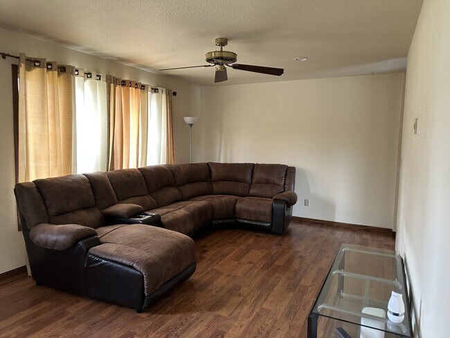 Building Photo - 2427 Mallard Dr