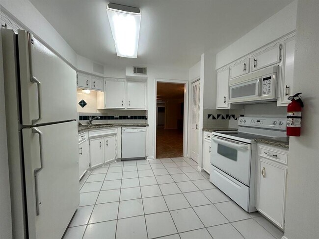 Building Photo - 5534 Holly St