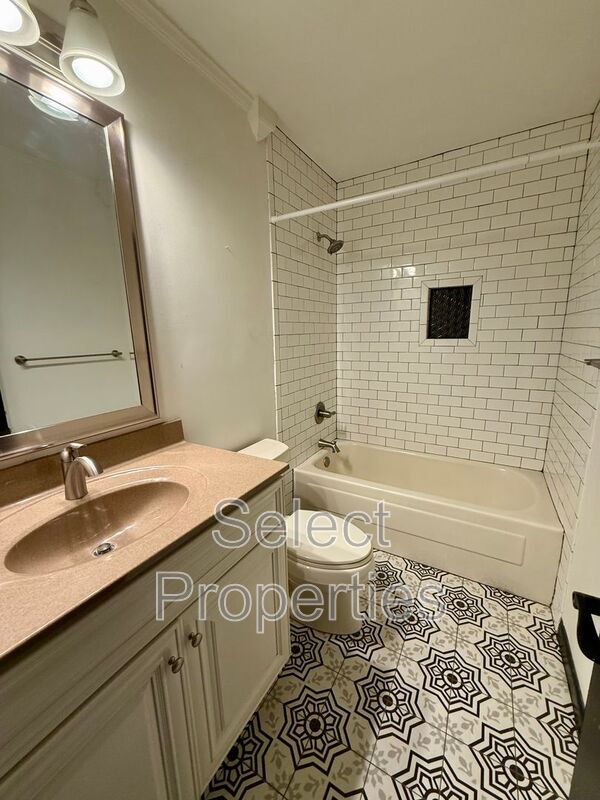 Building Photo - 606 Shadow Ridge Dr
