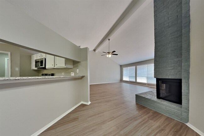 Building Photo - 21610 Crescent Heights St