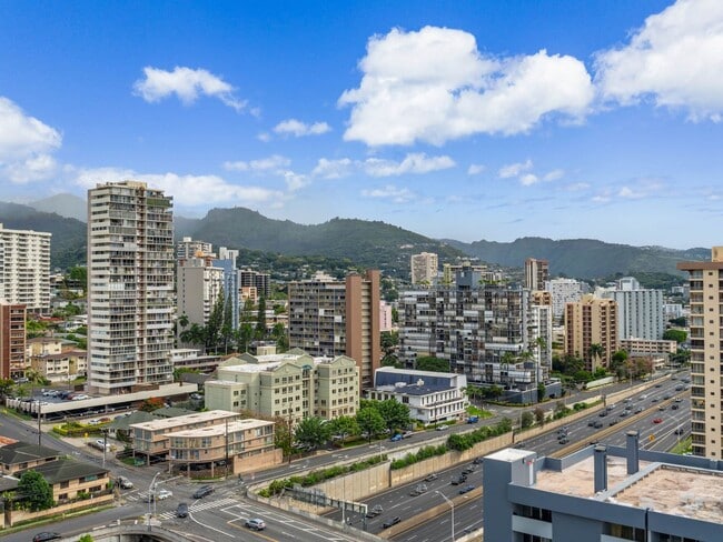 Building Photo - Remodeled Corner 1BR with Ocean & Diamond Head Views, W/D + Parking