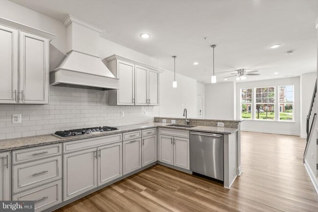 Building Photo - 7131 Beaumont Place