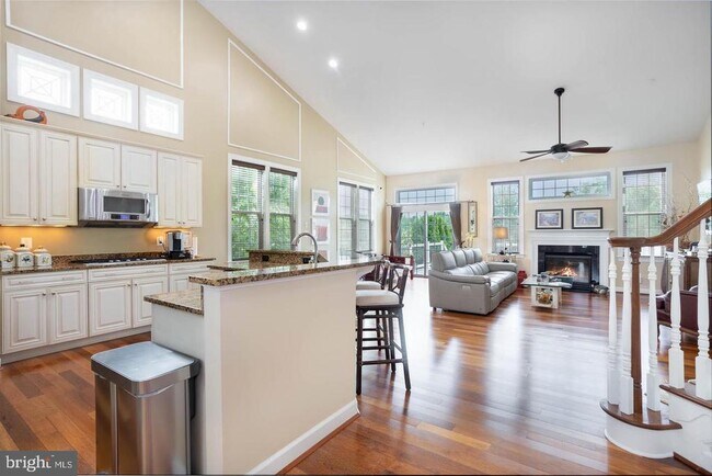 Building Photo - 714 Monarchos Dr