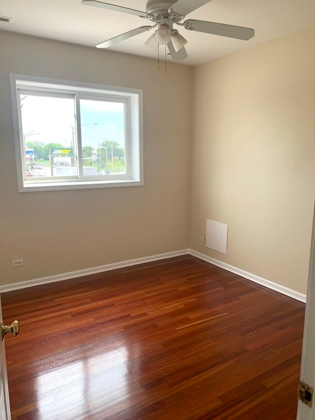 Building Photo - 5081 N Elston Ave
