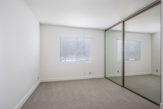 Building Photo - Townhome in Lake Forest