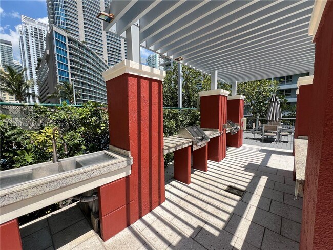 Building Photo - 1155 Brickell Bay Dr