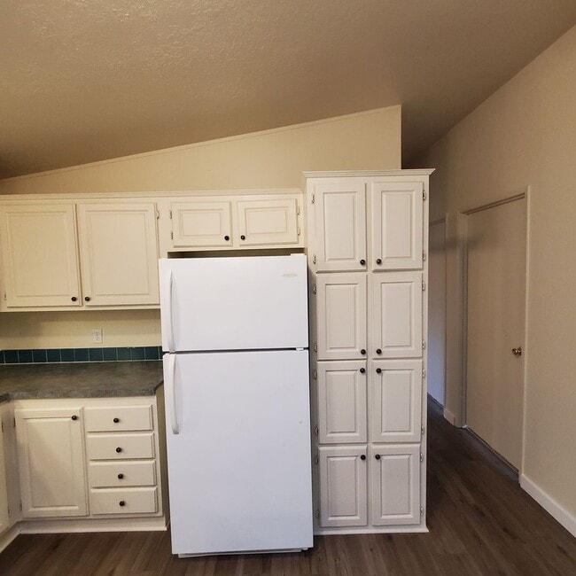 Building Photo - Pet Friendly 4 bedroom 2 bath home w/ 2 car garage