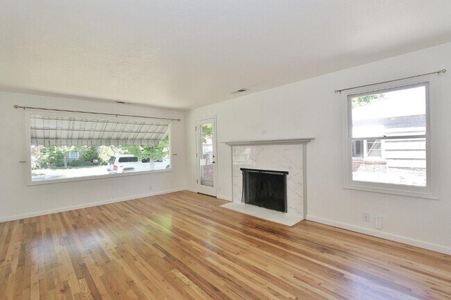 Building Photo - Single-Level Home Nestled in the North End