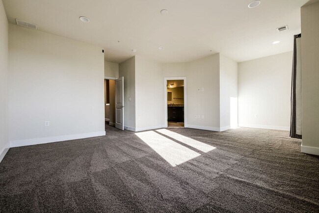 Building Photo - Updated 3br/2.5ba Condo Townhome Alexandria Walk to Metro