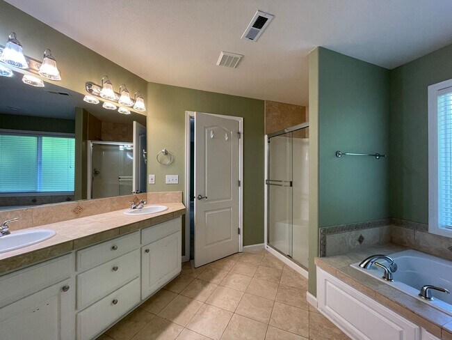 Building Photo - 5 Bed 2.5 Bath + a Den in Tigard/Bull Mountain - Solar Panels, Central A/C and More!