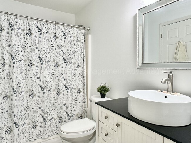 Building Photo - Beautifully Updated 2-Bedroom Townhouse w/...