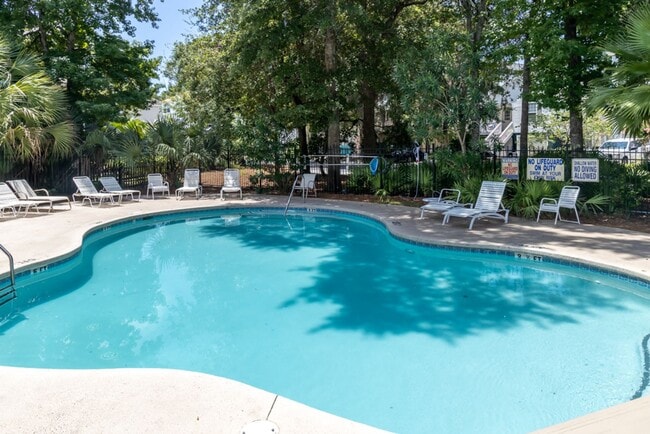 Building Photo - Lovely Townhome Available In Yacht Cove