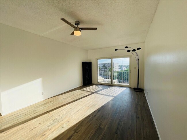 Building Photo - 400 N Riverside Dr