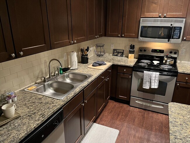 Building Photo - 460 Seven Farms Drive