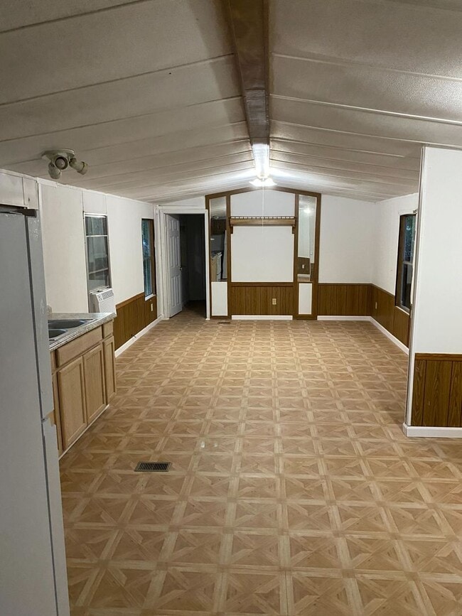 Building Photo - SECTION 8 VOUCHER HOLDERS APPLY NOW! 2 Bed...