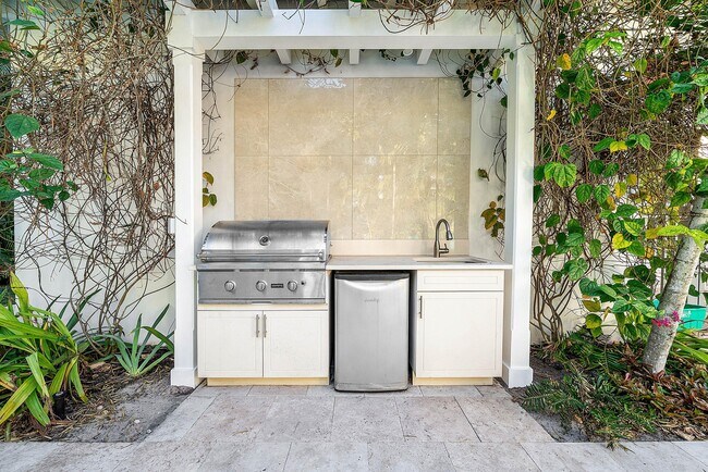 Building Photo - 120 Grove Way