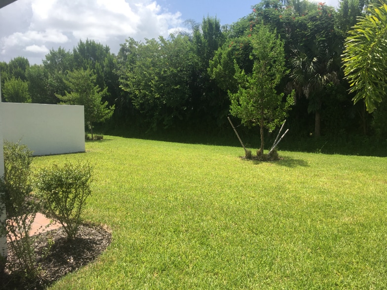 Building Photo - 1126 S Town and River Dr