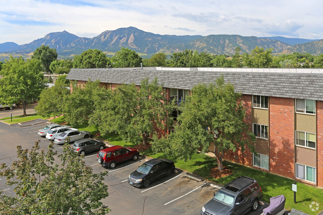 Building Photo - Glenlake