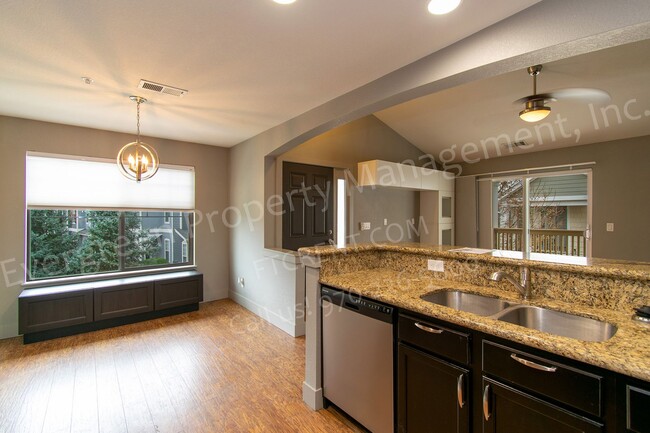 Building Photo - 2 bedroom, 2 bathroom condo in prime locat...