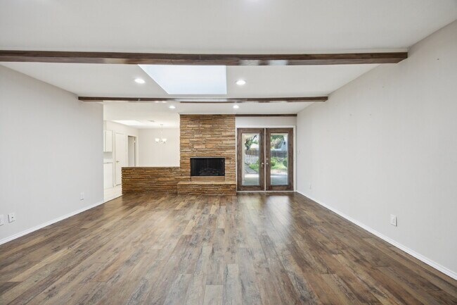 Building Photo - 1725 Northcrest Dr