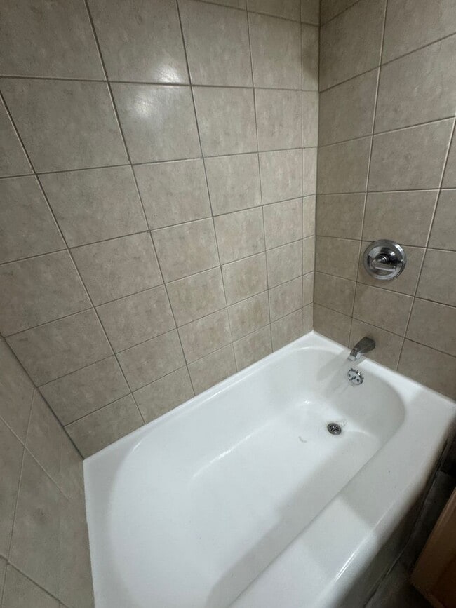 Building Photo - 1 Bed 1 Bath with parking near Diamond Head