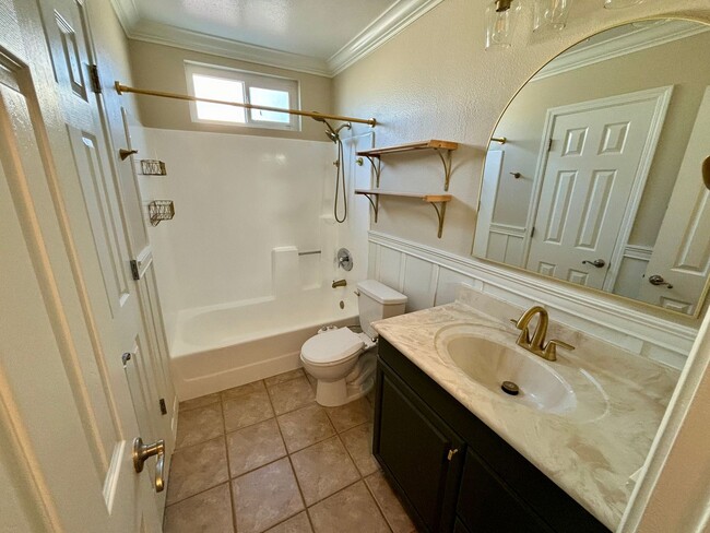 Building Photo - Beautiful 2 BD, 1.5 BA condo w/1 car detached garage for rent in University Heights!