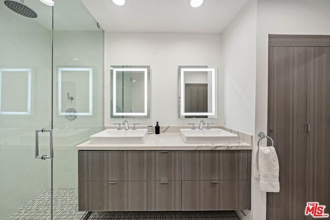 Building Photo - 440 N Oakhurst Dr