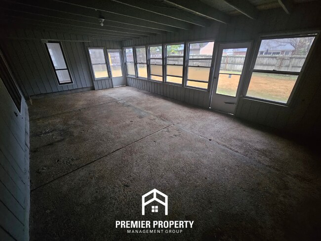 Building Photo - 6869 Amersham Dr