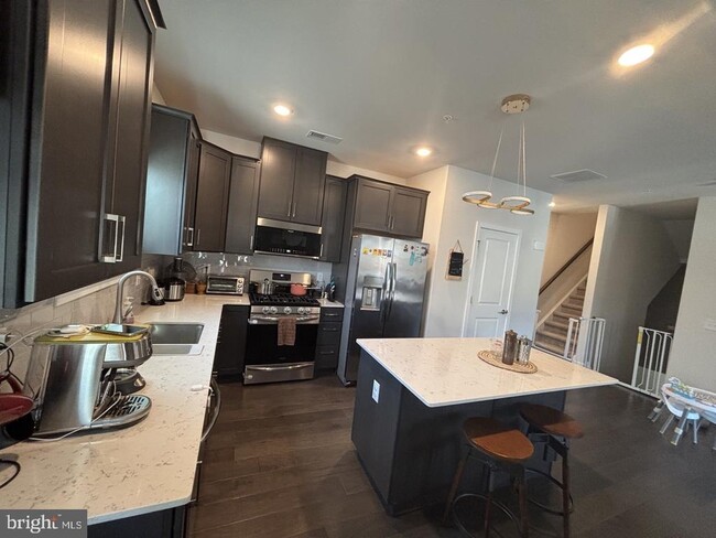 Building Photo - 983 Skylar Ct.