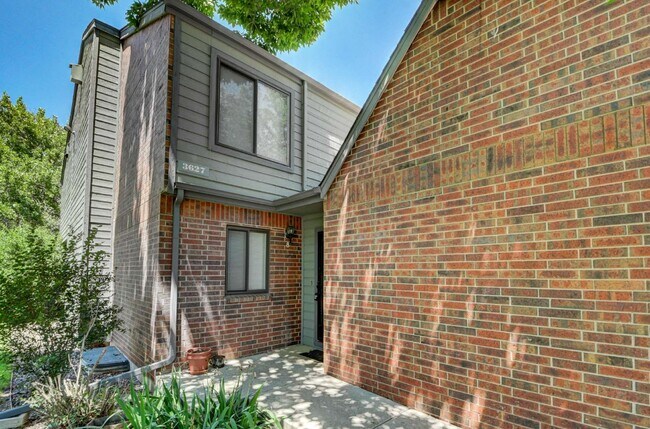 Building Photo - $2,025 - 2 Bed, 2.5 Bath Unit in Lakewood with In-Unit Laundry!