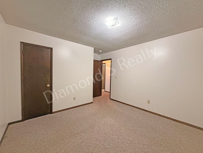 Building Photo - Charming 3 Bedroom Unit Available!