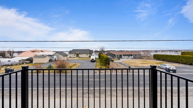 Building Photo - 2617 W Marina Dr