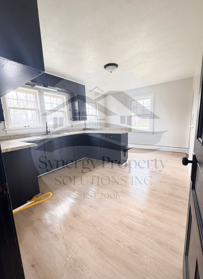 Building Photo - Unity Dr 810-812