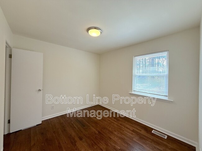 Building Photo - 2011 Holly St