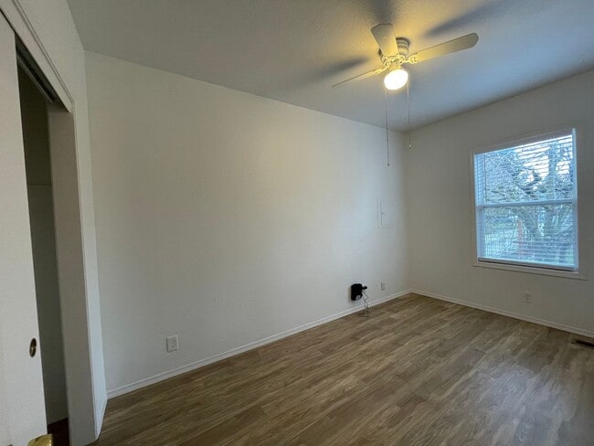 Building Photo - Charming and Updated 1913's Home! Woodstoc...