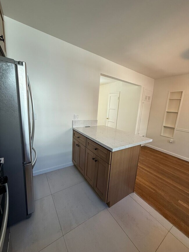 Building Photo - 4131 W Toluca Lake Ave