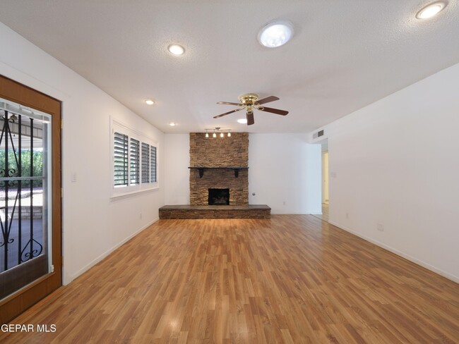 Building Photo - 1305 Vista De Oro Dr