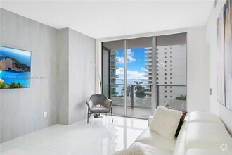Building Photo - 1300 Brickell Bay Dr