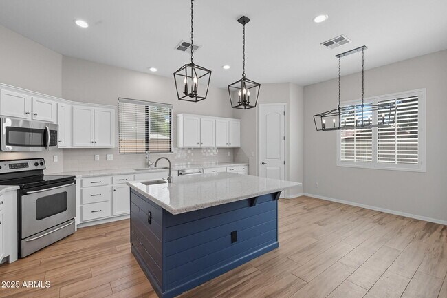 Building Photo - 1545 E Kings Ct