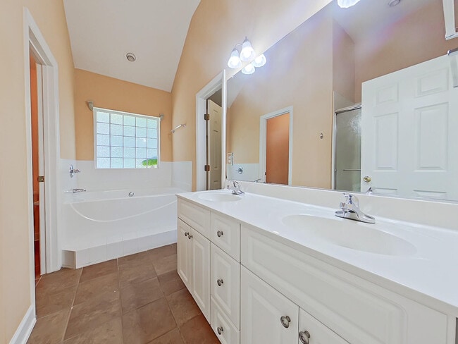 Building Photo - 615 Ventana Dr